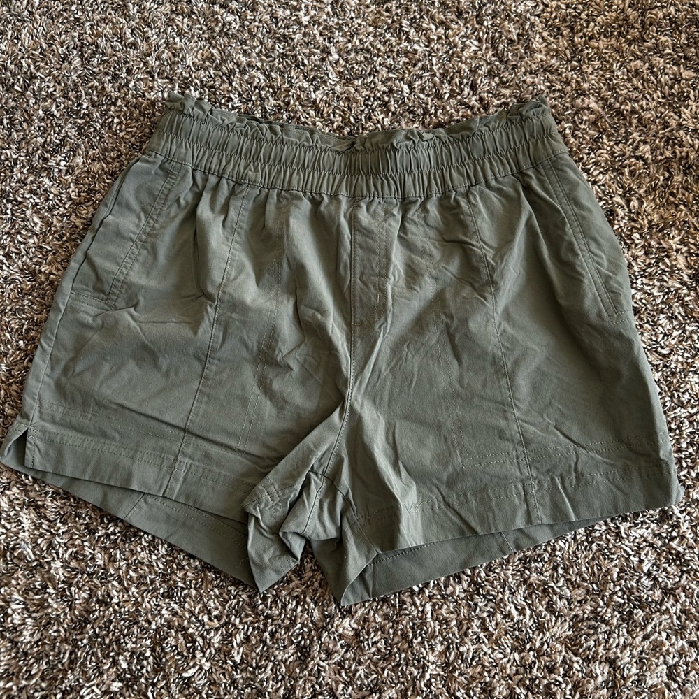 Columbia Women's Cargo Shorts in Forest Green